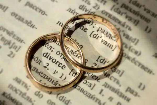 Image of rings removed before divorce mediation Hampshire